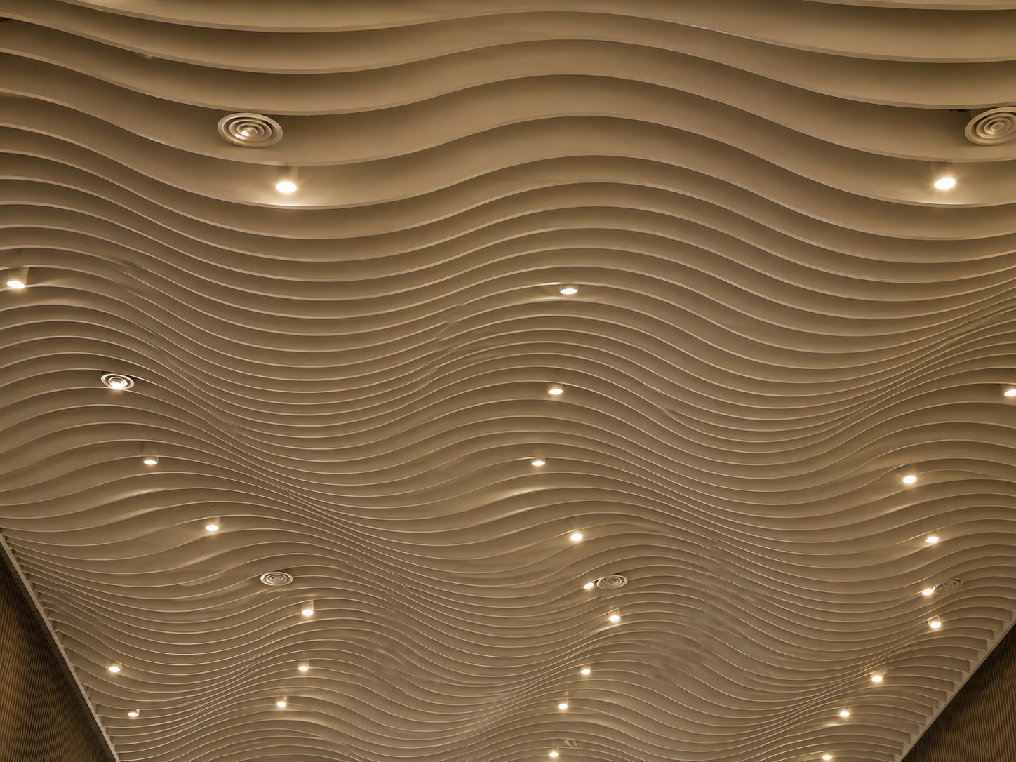 Curved, custom-layout baffle ceiling