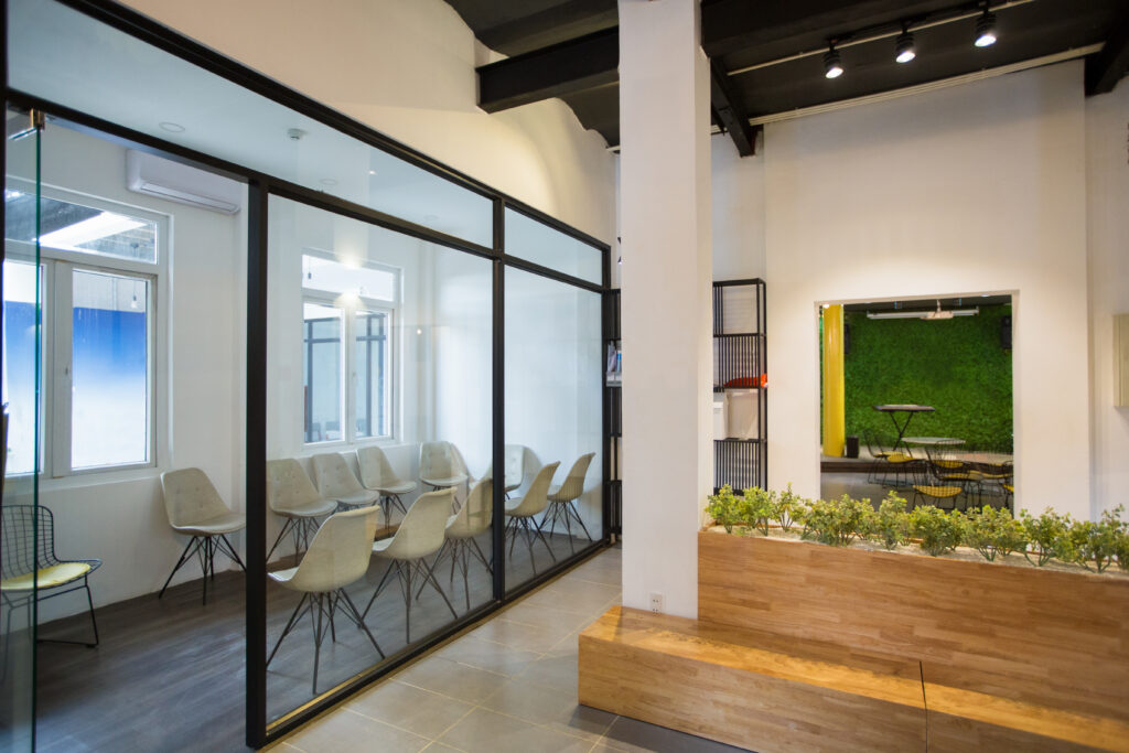 Office partition in tempered glass in a bright office lobby