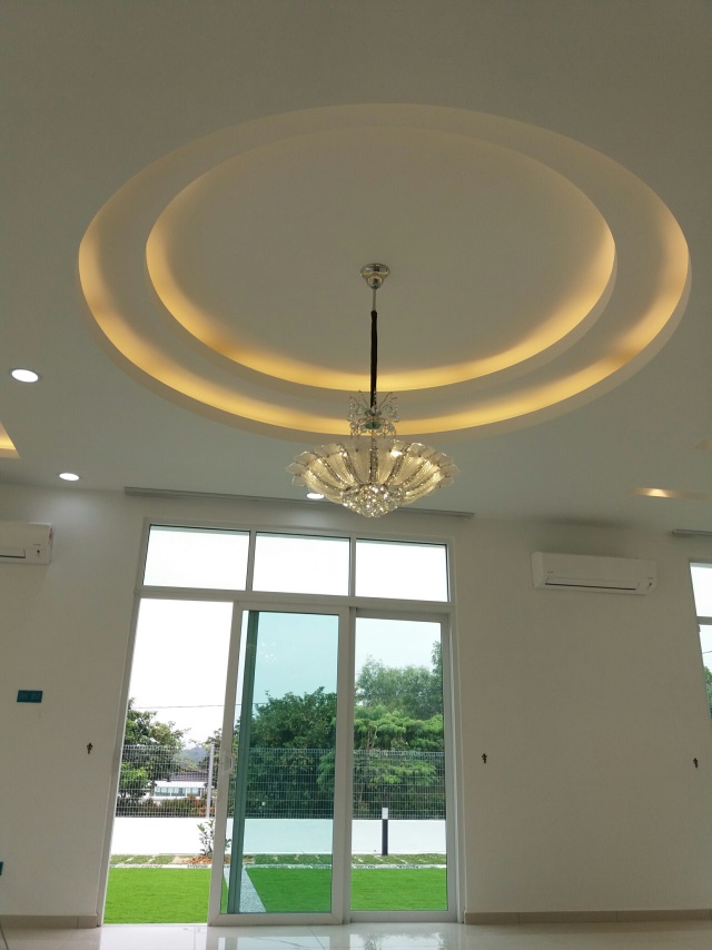 Bungalow living room with circular cove ceiling and chandelier by Hypro Renovation